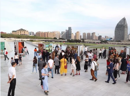 Heydər Əliyev Mərkəzinin parkında tanınmış fotoqraf Reza Deqatinin sərgisi açılıb - FOTO
