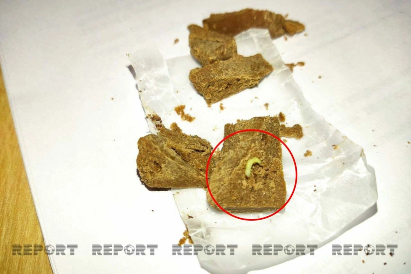 Bakıda şokoladın içərisindən qurd çıxıb