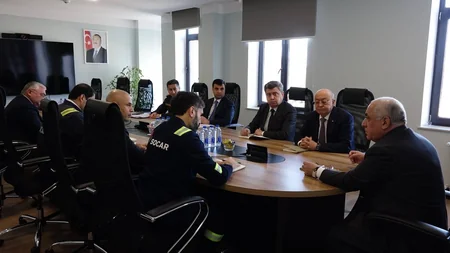 Əli Əsədov yanğın baş verən Neft Emalı Zavodunda əməliyyat müşavirəsi keçirib