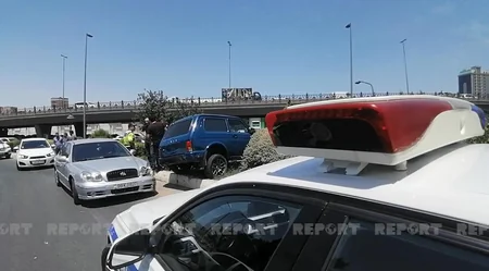 Bakıda qəza  - avtomobil 50 min manatlıq bitkiyə ziyan vurdu - VİDEO