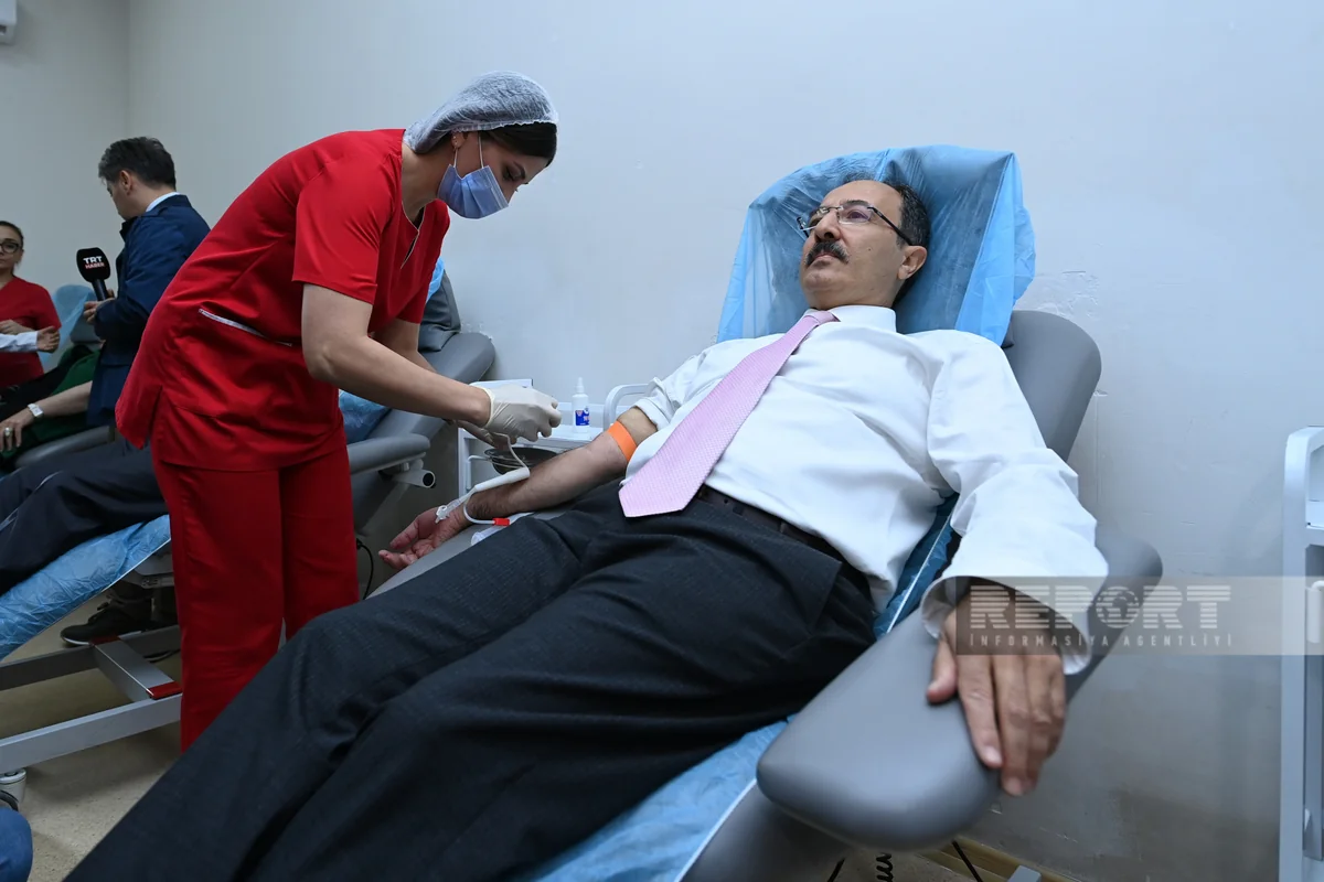 Cahit Bağçı qanvermə aksiyasında qan verib