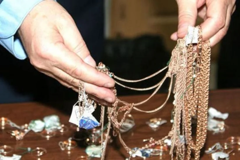 Mərkəzi Univermaqda 50 min manatlıq qızılı dələduzluqla ələ keçirməkdə təqsirləndirilən qadının məhkəməsi başlayıb