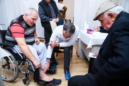 West Hospitalın həkimləri sosial xidmət müəssisəsinin sakinlərini müayinə edib