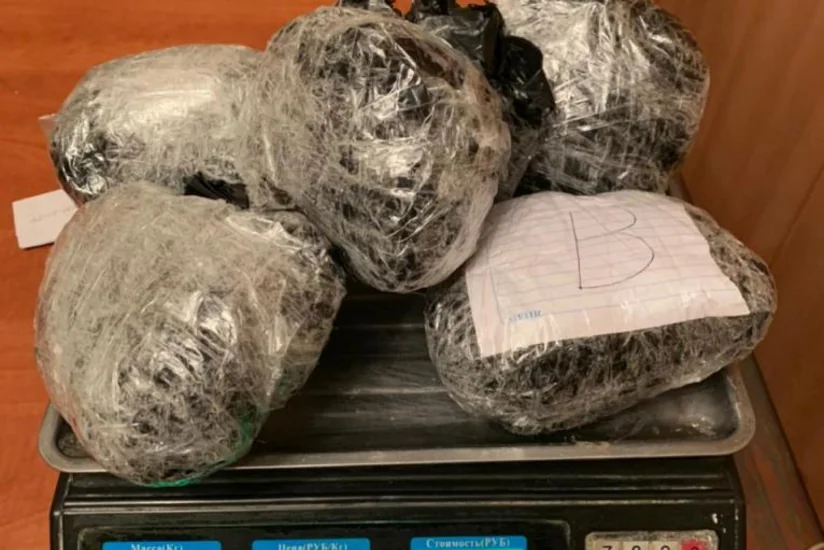 Sərhədçilərin əmrinə tabe olmayan narkotik qaçaqmalçısı gömrüyün maşınına ziyan vurub