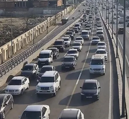Bakının bir sıra yollarında nəqliyyatın sıxlığı müşahidə olunur
