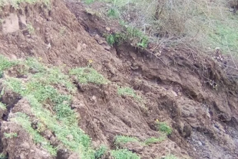 Lerikdə dağda uçqun olub, qaya parçaları yolu bağlayıb