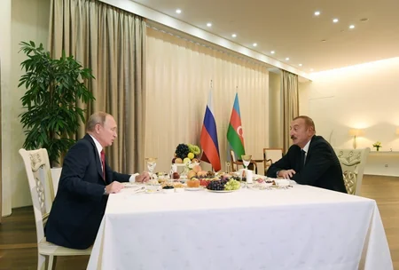 Azerbaijani, Russian presidents hold one-on-one meeting