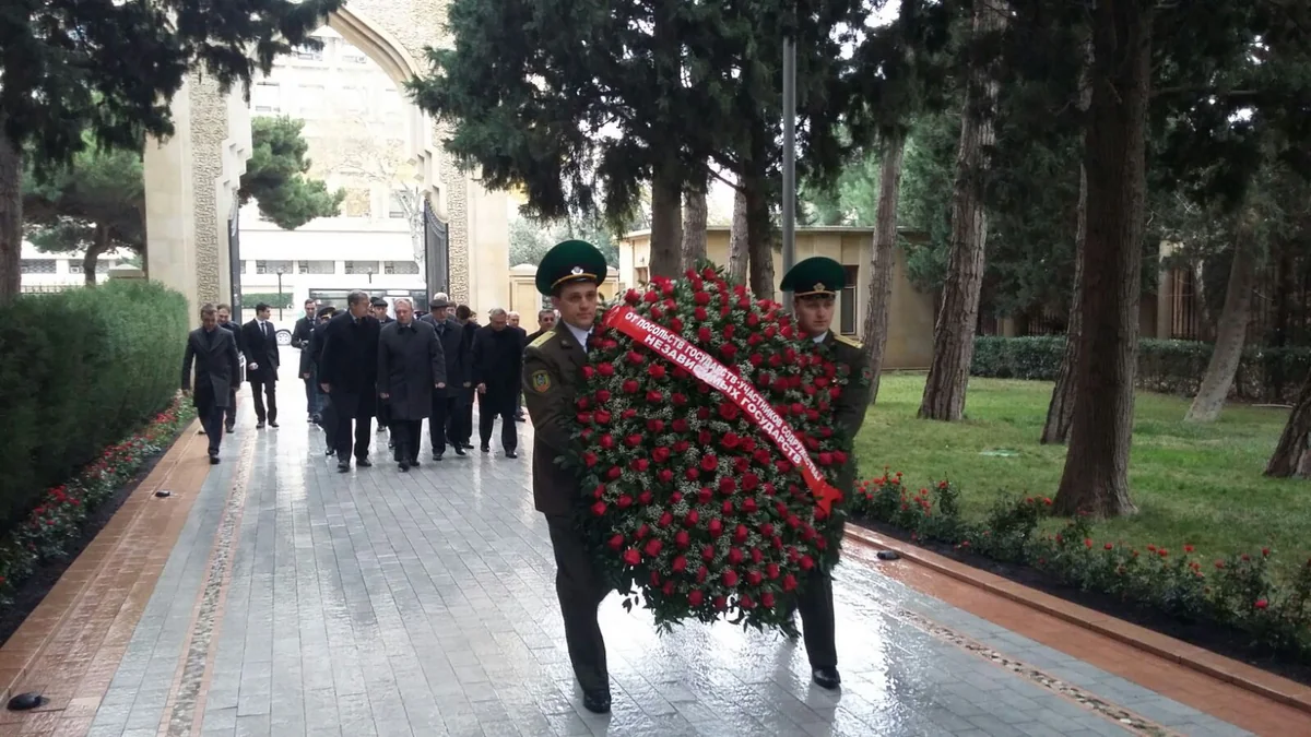 MDB ölkələrinin səfirləri və hərbi attaşelər Azərbaycanın ümummilli liderinin xatirəsini yad edib