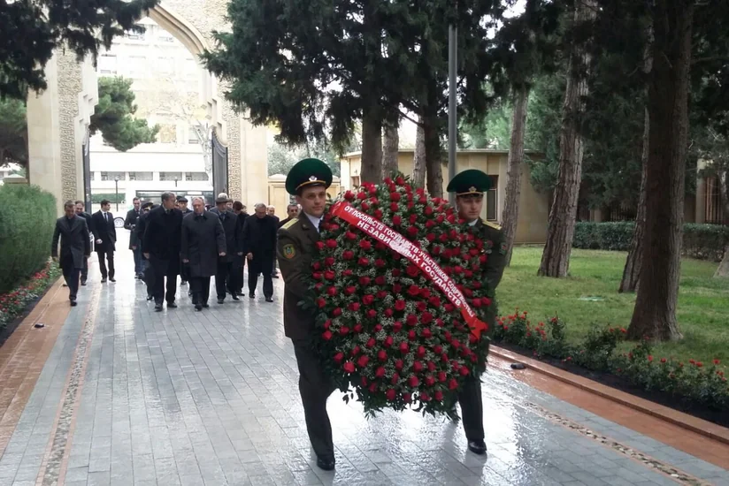 MDB ölkələrinin səfirləri və hərbi attaşelər Azərbaycanın ümummilli liderinin xatirəsini yad edib