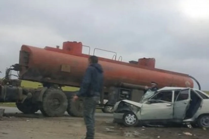 Şəmkirdə taksi və benzin daşıyan yük maşını qəza törədib