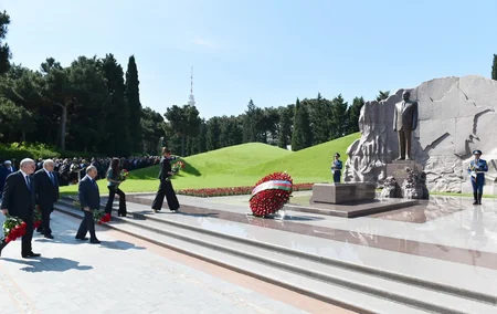 Azərbaycan Prezidenti Ümummilli Lider Heydər Əliyevin məzarını ziyarət edib