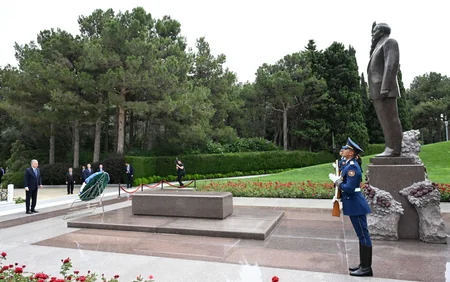 Uzbekistani President pays tribute to National Leader Heydar Aliyev