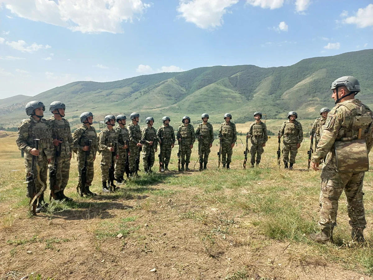 Hərbi vəzifəlilər təlimdə praktiki atış çalışmaları yerinə yetiriblər