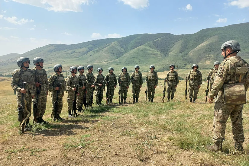 Hərbi vəzifəlilər təlimdə praktiki atış çalışmaları yerinə yetiriblər