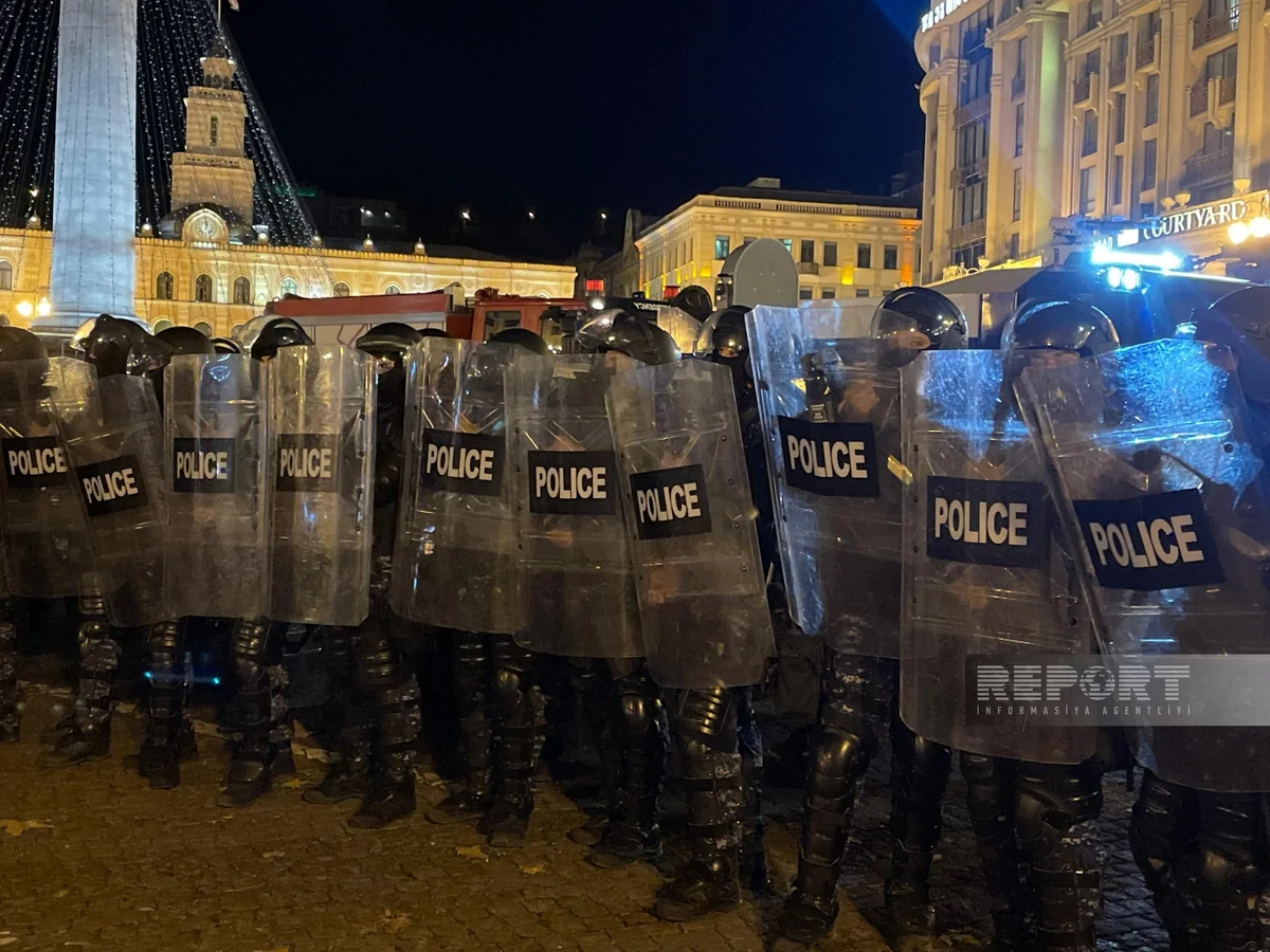 Tbilisidə parlament binası yaxınlığında etirazçılarla polis arasında toqquşma olub