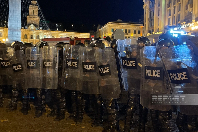 Tbilisidə parlament binası yaxınlığında etirazçılarla polis arasında toqquşma olub