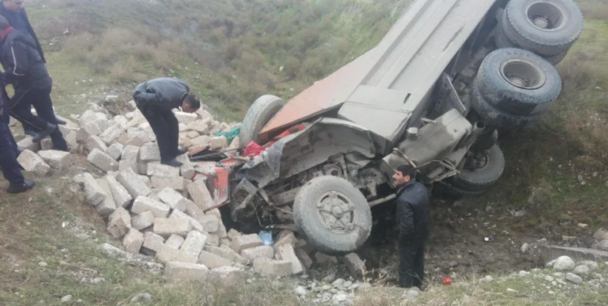 В Ходжавенде КамАЗ опрокинулся в овраг, водитель погиб