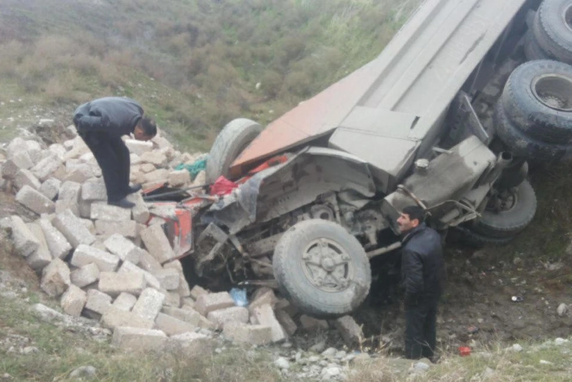 Xocavənddə “KamAZ” dərəyə aşıb, ölən var