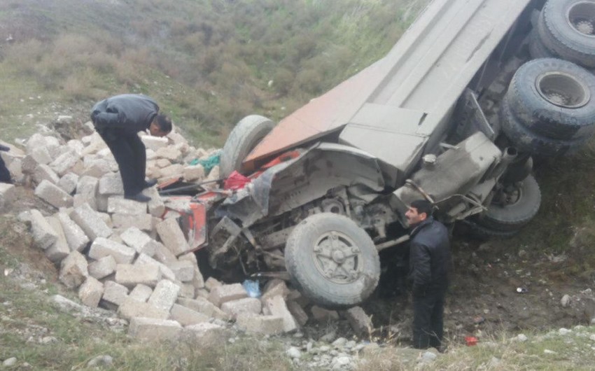 Xocavənddə “KamAZ” dərəyə aşıb, ölən var