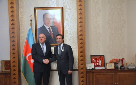 Elmar Məmmədyarov Türkdilli Dövlətlərin Əməkdaşlıq Şurasının baş katibinə medal təqdim edib