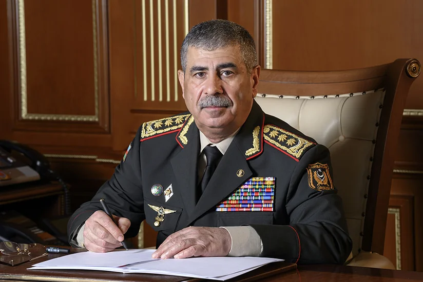 Müdafiə naziri Azərbaycan qadınlarını təbrik edib