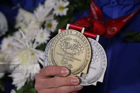 Avropa birinciliyində uğurla çıxış etmiş Azərbaycan ağırlıqqaldıranları Vətənə qayıdıblar