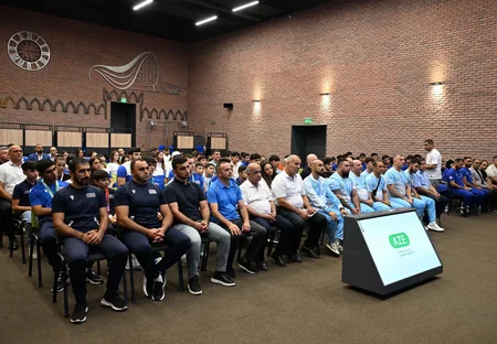 Fərid Qayıbov ay ərzində beynəlxalq yarışlarda uğurla çıxış etmiş idmançılarla görüşüb
