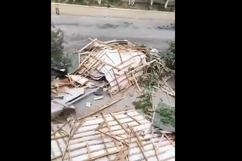 Güclü külək Bakıda xəstəxananın damını uçurub