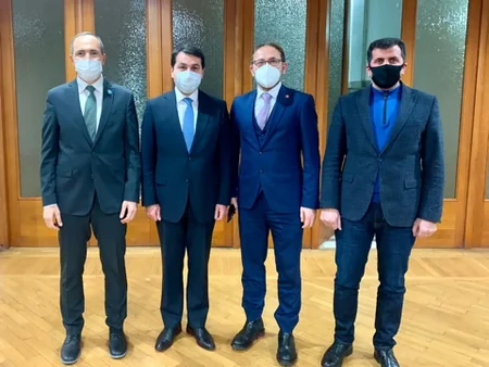 Hikmət Hacıyev xarici jurnalistlərin suallarını cavablandırıb