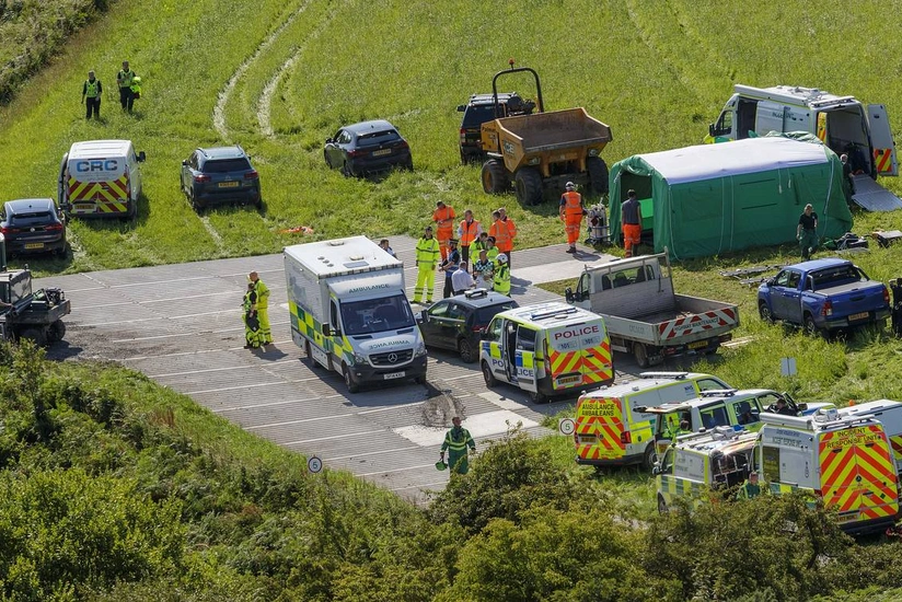 Три человека погибли в результате схода поезда с рельсов в Шотландии