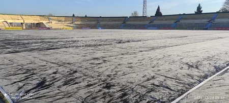 Gəncə stadionunun ot örtüyünə qulluq edən şirkət: “Sahənin qışdan sonra özünə gəlməyə vaxtı olmadı”