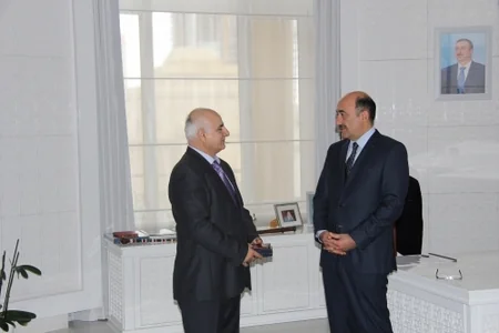Əbülfəs Qarayev görkəmli rəssama mükafat təqdim edib