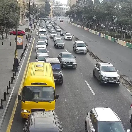Bakının bir sıra yollarında nəqliyyatın hərəkətində tıxac müşahidə olunur