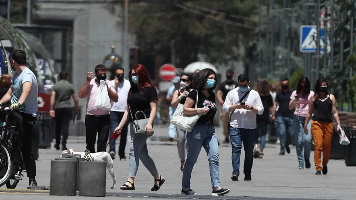 Ermənistanda açıq havada maska taxmaq tələbi ləğv edilib