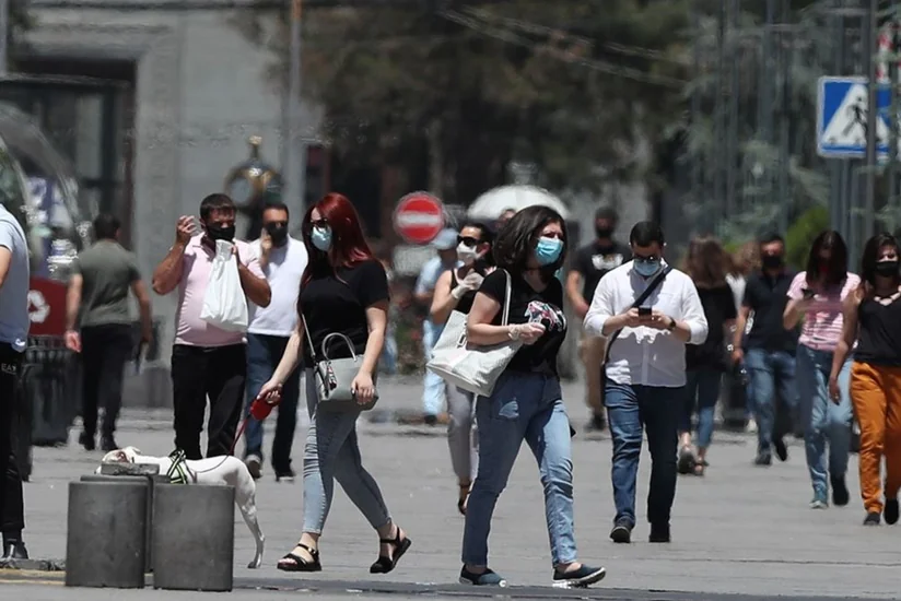 Ermənistanda açıq havada maska taxmaq tələbi ləğv edilib