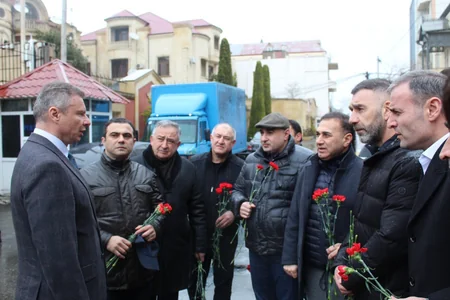 UABD nümayəndələri Ukrayna ordusuna 1000 qutu dərman ləvazimatları verib