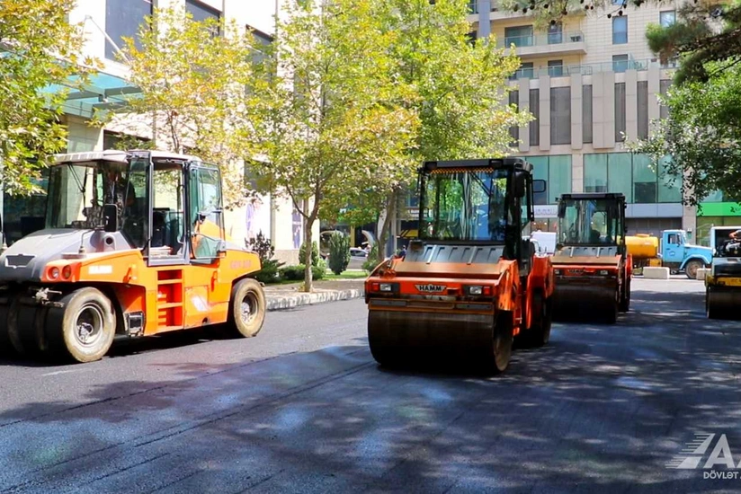 Bakının Zərifə Əliyeva küçəsində asfaltlanma işləri aparılır