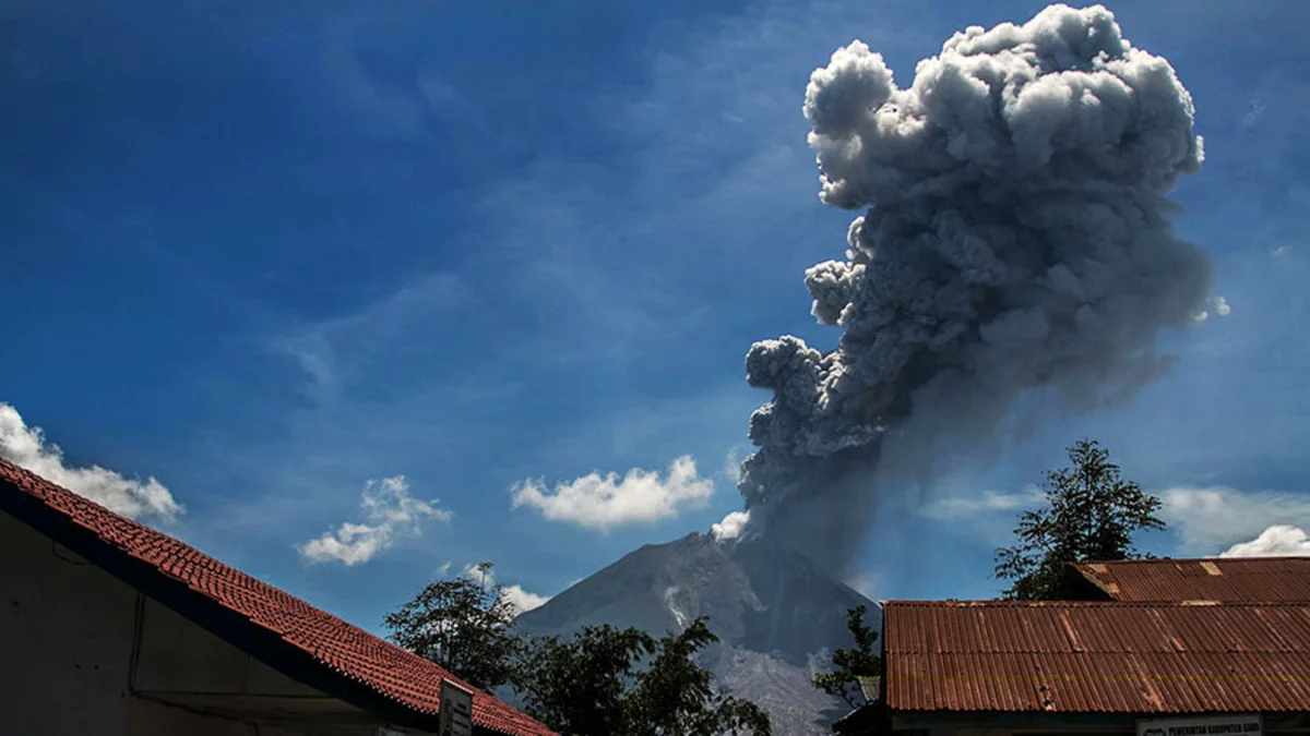 Ebeko sends plume of ashes to three kilometers