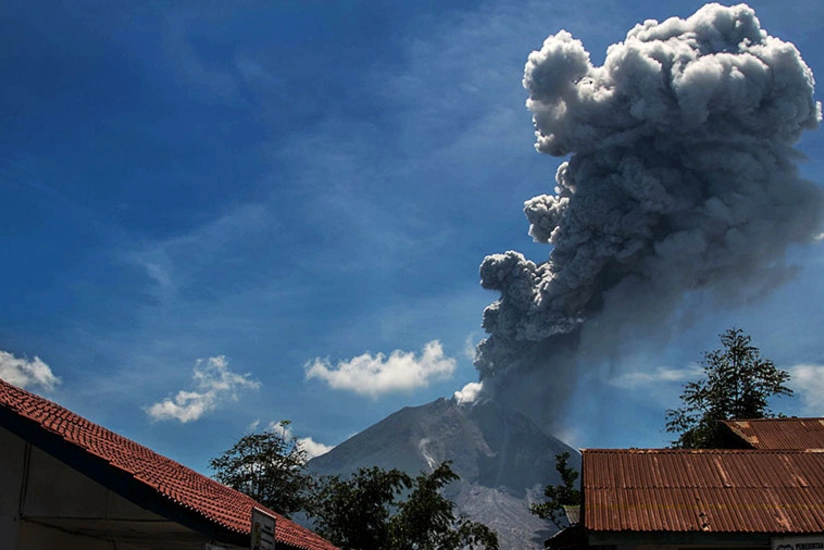 Ebeko sends plume of ashes to three kilometers