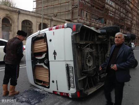 Bakıda sərnişin mikroavtobusu qəza nəticəsində aşıb, 3 nəfər xəsarət alıb - FOTO