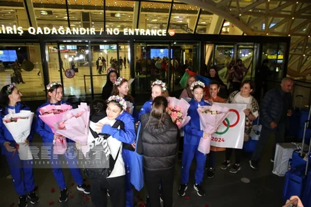 Avropa çempionatında olimpiadaya lisenziya qazanan bədii gimnastlar Vətənə qayıdıb