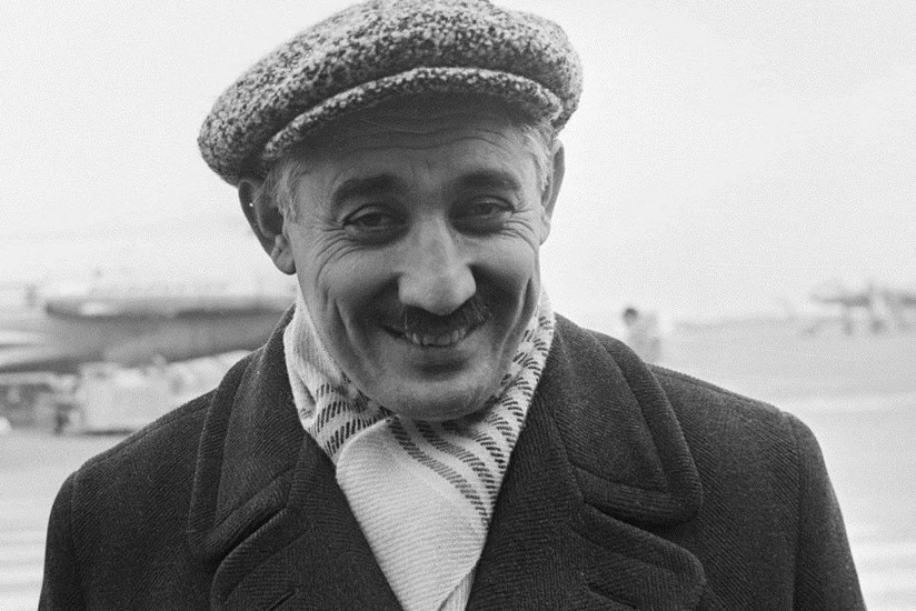 Tofiq Bəhramovun heykəlinin əvvəlki rənginə qaytarılması istənildi