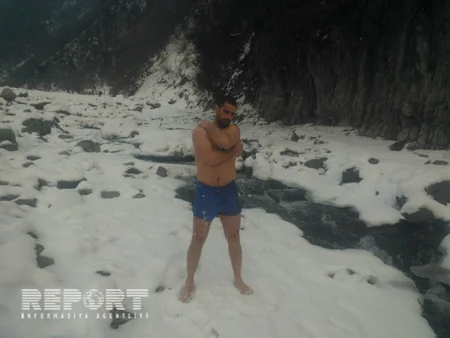 Qax sakini qışın oğlan çağında dağ çayında çimib - FOTO - VİDEO