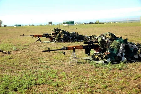 Закир Гасанов наблюдал за учебными тренировками с боевой стрельбой на общевойсковом полигоне - ВИДЕО