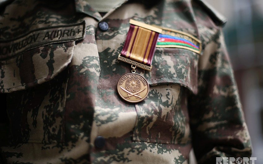 Aprel döyüşlərində şəhid olan hərbçilərin təltif olunduqları medallar ailə üzvlərinə təqdim edilib - FOTO