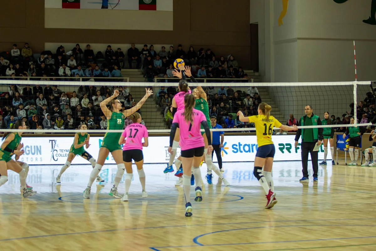 Qadın voleybolçular arasında Yüksək Liqada I turun qarşılaşmaları keçirilib