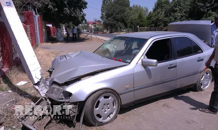​Lənkəranda sürücü uşağı vurmamaq üçün maşını dirəyə çırpıb - FOTO
