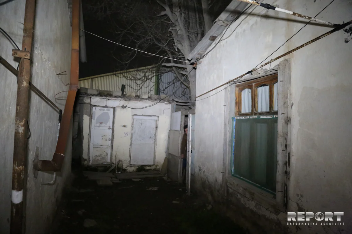 Ağac hər an evin üzərinə düşə bilər - VİDEOREPORTAJ