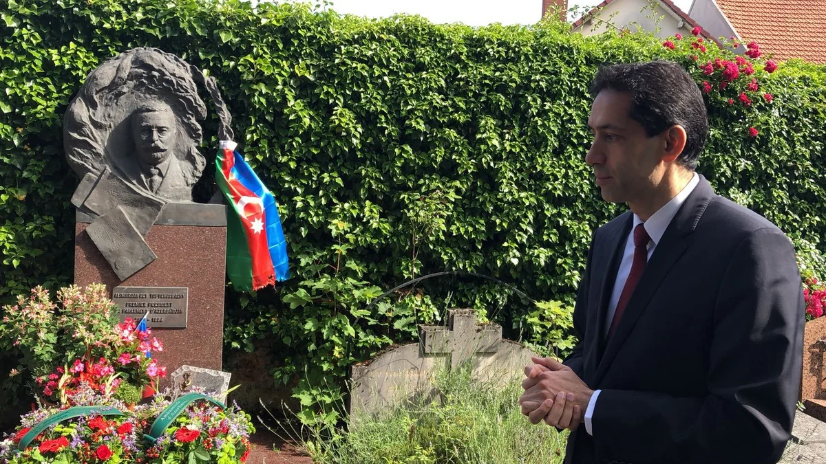 Graves of Azerbaijan Democratic Republic’s  founders visited in Paris - PHOTO