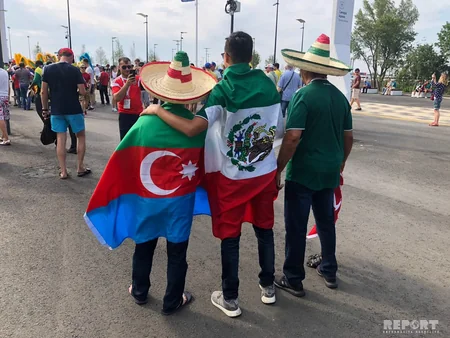 Болельщики развернули национальные флаги Азербайджана и Турции на матче Бразилия-Мексика